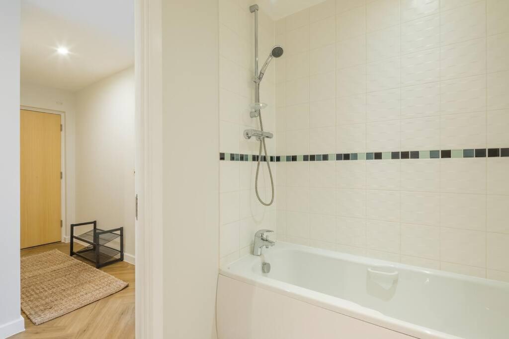 Executive 2Br Apartment Next To Station + Parking 剑桥 外观 照片