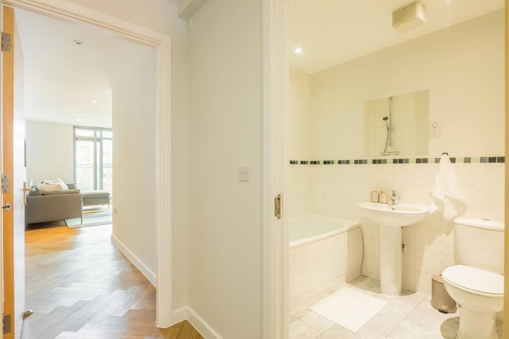 Executive 2Br Apartment Next To Station + Parking 剑桥 外观 照片