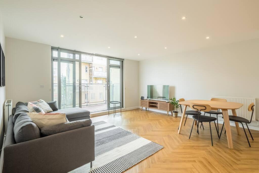 Executive 2Br Apartment Next To Station + Parking 剑桥 外观 照片
